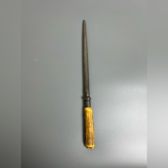 Vintage Sharpening Steel with Wooden Handle - Picture 2 of 8